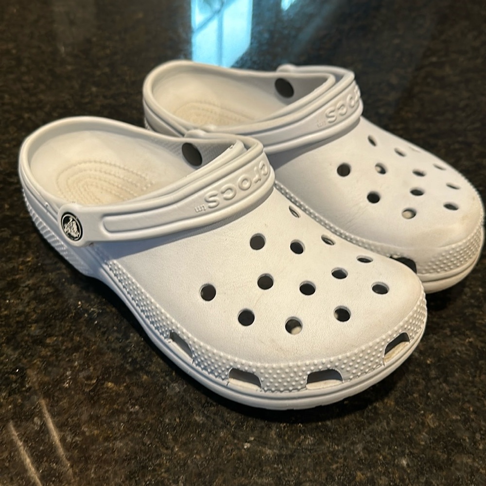 Light blue crocs men’s 5 women’s 7